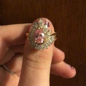 Beautiful ring! Size 7.5 real diamonds/gold